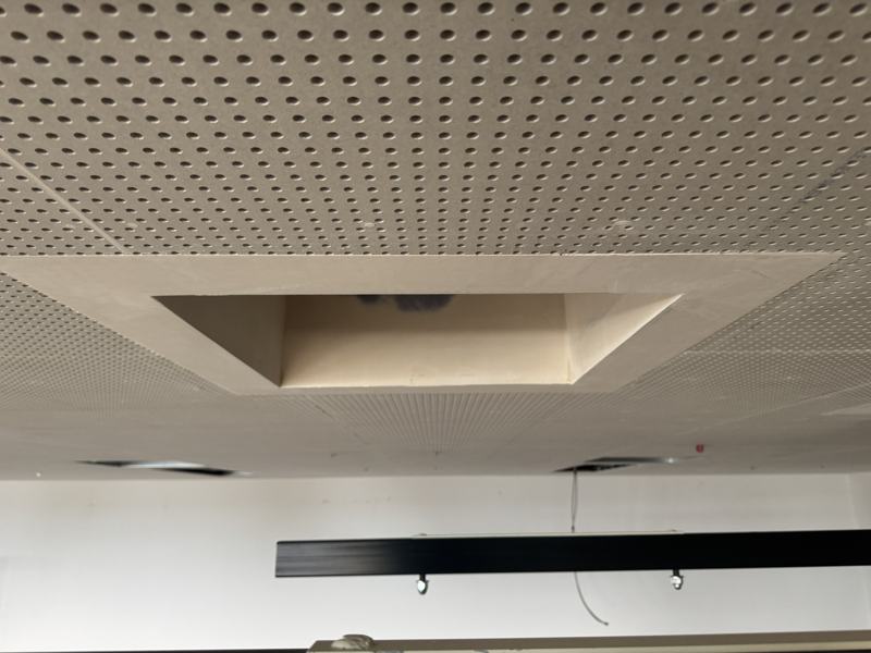 Detail Lochdecke mit Einbauteil