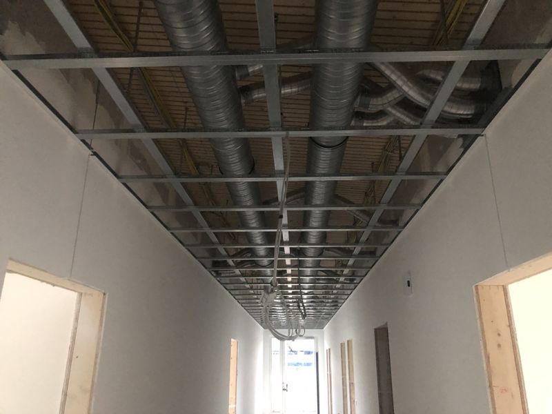 Flurdecke mit Holzwolle-Akustikplatten – Vorher