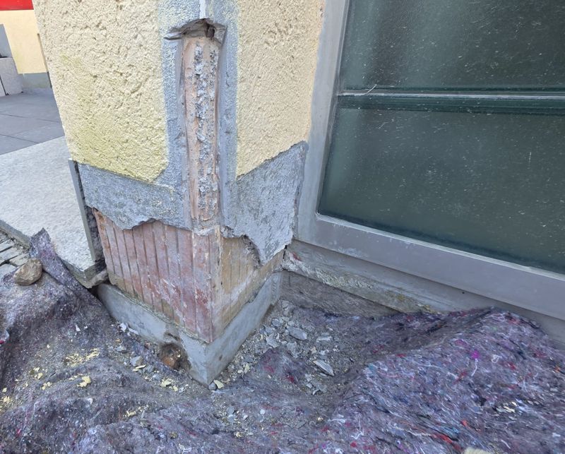 Sockelsanierung an der Fassade – Vorher