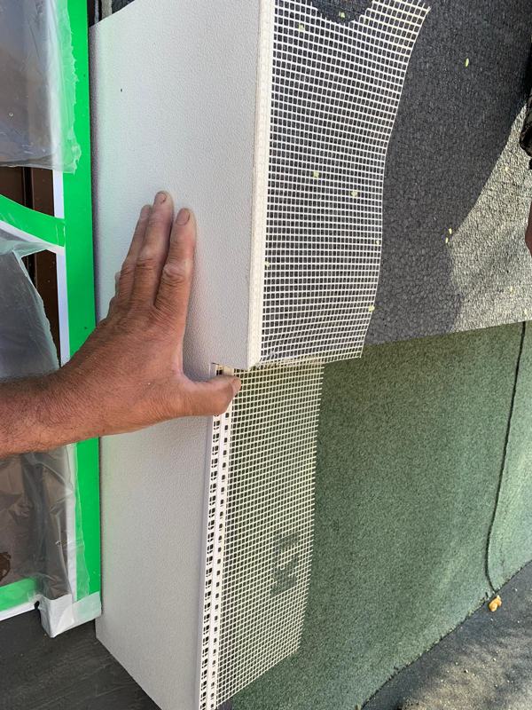 WDVS-Detail – Eckprofil mit Gewebe wird eingebettet